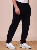 Pantalón tipo jogger de corte recto, confeccionado en tejido de algodón y poliéster, con cintura elástica y bolsillos laterales.