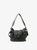 Bolso satchel de piel vacuna lavada color negro, con cierre de solapa y cremallera. Incluye asa de hombro extraíble y bandolera regulable y extraíble. Cuenta con múltiples bolsillos externos e internos y forro de algodón.