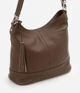 Cartera hobo grande de cuero marrón, marca Satinato, con correa ajustable y detalle de tassel lateral.