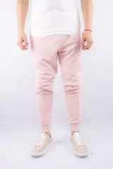 Pantalón jogger rosado de algodón con puños ajustados.