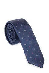 Corbatín azul con estampado floral en tonos rosa y blanco.