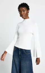 Sweater de tejido de punto acanalado en color blanco, con cuello alto y mangas largas con terminación acampanada.