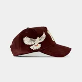 Gorra tipo baseball color marrón con bordado frontal del logo NY y bordado lateral de una paloma. Cuenta con cierre ajustable en la parte posterior.