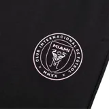 Pantalón de jogging negro con cintura elástica y cordón ajustable. Estampado del escudo del Inter de Miami en la pierna izquierda.