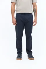 Pantalón chino clásico de hombre, color azul marino, con textura, corte regular y pasacintos.