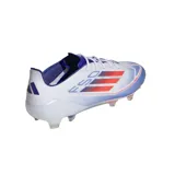 Championes de fútbol Adidas F50 Elite FG, con capellada blanca y detalles en azul y naranja. Presentan tecnología Sprintweb y suela Sprintframe 360 para mayor aceleración en canchas de césped natural seco.