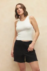 Short negro de tiro alto, de algodón y elastizado, con terminación desflecada.