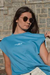 Musculosa reversible color azul piedra de algodón interlock, con diseño sin mangas y estampado en serigrafía en el frente.