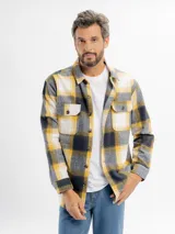 Sobrecamisa de franela con estampado de cuadros en tonos beige y marrón, con cierre frontal de botones y capucha integrada de color beige.