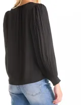 Blusa negra de gasa, marca Tahari, con escote en V y detalle de punto smock en los hombros. Manga larga con terminación plisada y puños elásticos.