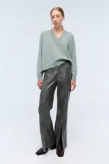 Sweater de tejido de punto color beige, con escote en V y calce holgado.