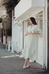 Sandalia de cuero con tiras anchas en color verde menta y blanco, taco de 6cm de altura y suela de madera.