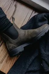 Botas Blundstone modelo 1615, color verde oliva, de gamuza flexible repelente al agua, con elásticos laterales negros, suela exterior de TPU duradera y antideslizante, entresuela acolchada y plantilla extraíble.