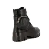 Bota de cuero negra estilo militar con suela track, cordones y hebilla ajustable en el tobillo. Presenta un pequeño bolsillo con cierre en el lateral exterior.