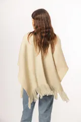 Ruana color crudo confeccionada en telar artesanal con lana merino uruguaya 100%.