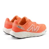 Championes de running New Balance 880 V14, color naranja con detalles en blanco y negro.