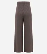 Pantalón wide leg de sastrería en color marrón con diseño de raya de tiza. Presenta cintura fija, cierre tradicional y pliegues frontales que aportan estructura y caída fluida.