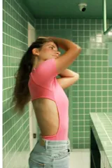 Body blanco de algodón con mangas cortas, espalda descubierta y corte ajustado.