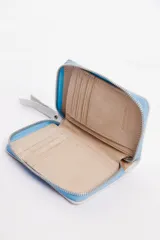 Billetera beige de cuero vacuno con cierre metálico.