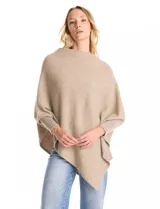 Poncho verde de tejido lurex, con cuello recto, manga japonesa con puños y terminación asimétrica.