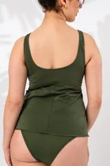 Tankini liso color verde militar, con escote ajustable con nudo y bolsillo interno en el busto para colocar copa removible.