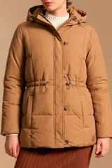 Campera puffer beige con capucha desmontable, cordón ajustable en la cintura, bolsillos laterales y cierre frontal con botones y cremallera.