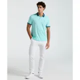 Polo celeste con cuello clásico y mangas cortas con ribete a rayas azul marino y blanco.