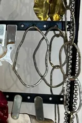 Aros colgantes de bronce dorado con forma irregular.