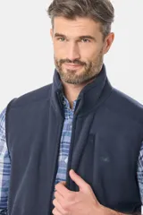 Chaleco de abrigo confeccionado en tejido polar, con cierre frontal completo, cuello alto y bolsillo vertical en el pecho con logo bordado en contraste.