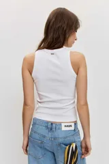 Musculosa blanca de tejido acanalado con cuello redondo y diseño ajustado.
