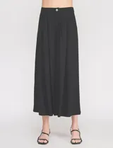 Pantalón palazzo de lino y viscosa, color blanco, de tiro alto y silueta amplia. Presenta pinzas frontales, bolsillos laterales y cierre con botón.