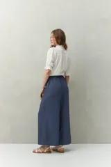 Pantalón Alessio de corte amplio y silueta recta, confeccionado en mezcla de lino y viscosa. Cuenta con diseño de tiro medio y cintura cómoda.