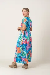 Vestido midi con estampado de hojas de colores, escote en V cruzado, mangas cortas y lazo en la cintura.