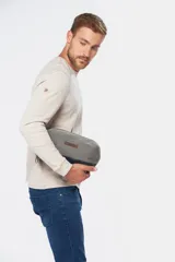 Neceser gris con base azul marino y cierre superior.