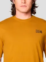 Camiseta de manga corta color mostaza, con cuello redondo y logo de la marca estampado en el pecho izquierdo.