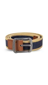 Cinturón casual confeccionado en tela canvas con diseño bicolor o a rayas. Cuenta con hebilla metálica de acabado envejecido, detalles en cuero sintético en los extremos y ojales reforzados.