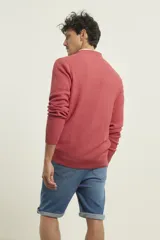 Sweater de punto fino azul con cuello redondo y terminaciones elásticas en canalé.