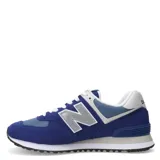Championes urbanos New Balance modelo 574, en tonos azul y celeste. Confeccionados en gamuza y malla textil, presentan el logo N característico en los laterales, cordones blancos y entresuela con tecnología ENCAP para mayor soporte y estabilidad.