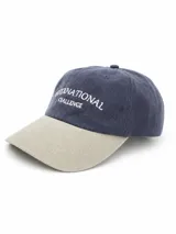 Gorra bicolor con visera beige y cuerpo azul, con texto bordado en blanco en el frente.