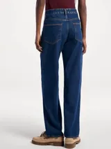 Pantalón de jean modelo mom con cintura alta, corte recto y color azul clásico.