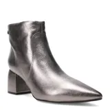 Botas de cuero color blanco, con taco cuadrado y punta fina.