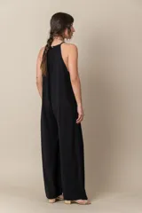 Enterito de crepe color negro, con diseño holgado, escote halter y breteles finos.