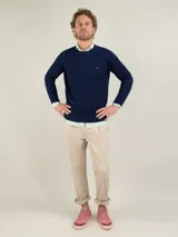 Jersey de punto inglés para hombre, confeccionado en algodón, con cuello redondo, manga larga y corte regular fit. Presenta un pequeño logo bordado en el pecho y puños con acabado en rib.