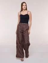 Pantalón wide leg animal print, de tiro medio con pretina ancha elastizada, bolsillos frontales y cierre con broche interno.