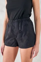 Short negro de algodón con cintura elástica y bordado calado con motivos florales.