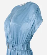 Vestido midi celeste con estampado jacquard, escote en V cruzado, manga corta y cinturón con elástico.