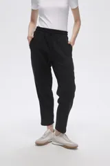 Pantalón tipo babucha de corte recto, confeccionado en tejido con felpa, con cintura elástica y cordón de ajuste frontal.