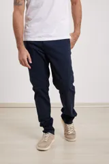 Pantalón chino de hombre color verde oscuro, corte slim, confeccionado en algodón con elastano, con triple pespunte en las costuras y botones al tono.