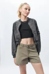 Top básico sin mangas, color negro, de corte ajustado y cuello redondo a la base.