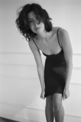 Vestido mini negro con escote corazón y aros integrados en el busto. Presenta tirantes finos ajustables y un diseño entallado con efecto reductor que estiliza la figura.